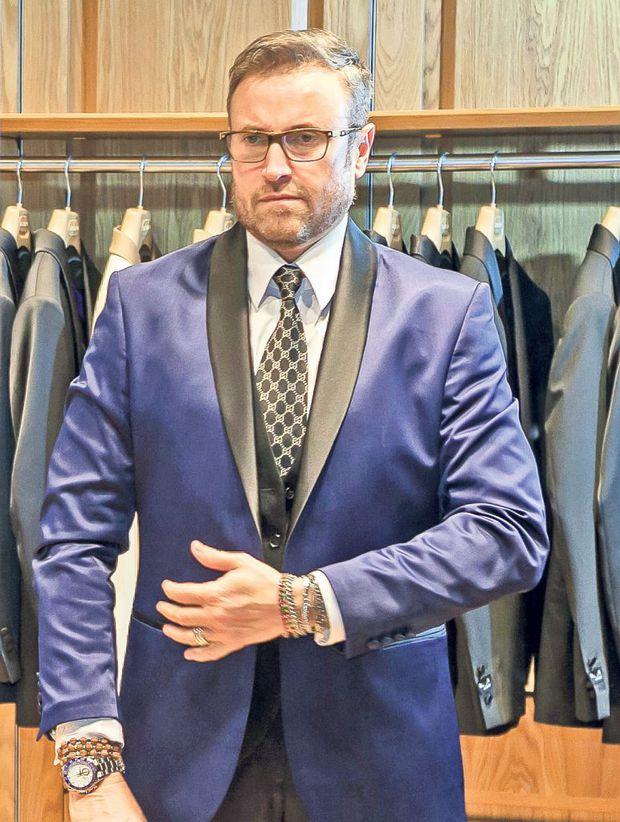 Adio costume de baie sexy și rochii cu spatele gol! Cătălin Botezatu lansează colecția vestimentară medicală, cu halate și costume pentru medici