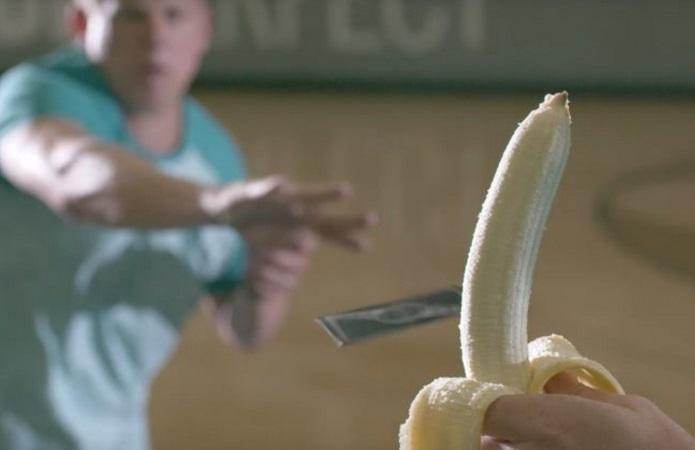 Tipul acesta e mai tare dec&acirc;t un samurai! Aruncă o carte de joc şi face spectacol ce sfidează gravitaţia