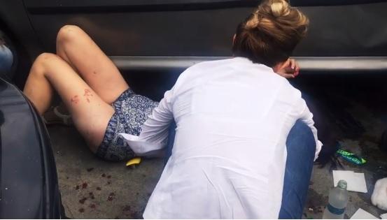 Au apărut imagini cu puternic impact emoțional! Trei membri ai unei familii, loviţi &icirc;n plin de o maşină &icirc;n timp ce se aflau &icirc;n parcare, pe Autostrada Soarelui