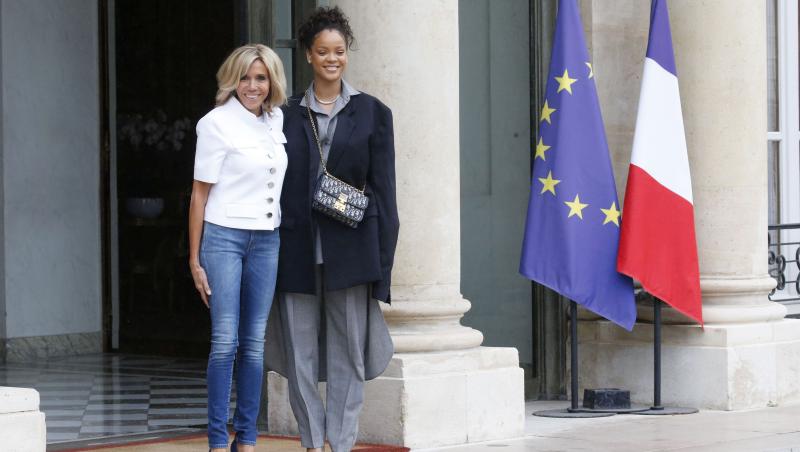 FOTO! Critici dure la adresa Rihannei după ce s-a îmbrăcat ”precum o cerșetoare” la întâlnirea cu Președintele Franței