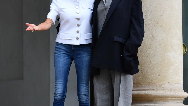 FOTO! Critici dure la adresa Rihannei după ce s-a îmbrăcat ”precum o cerșetoare” la întâlnirea cu Președintele Franței