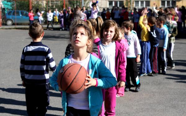 Sportul e &icirc;n... cărți! Elevii de clasa a V-a vor avea manual şi la Educaţie fizică. Părinții critică anunțul făcut de Ministrul Educației