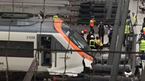 Clipe de coșmar în Spania! Zeci de oameni au fost răniți într-un accident de tren, petrecut în Barcelona: Mecanicul n-a mai reușit să frâneze