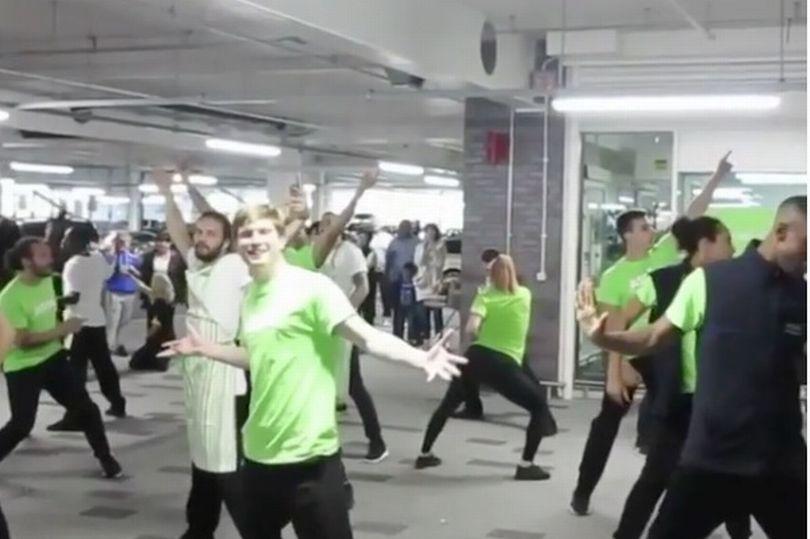 Surpriză uriaşă pentru clienţii unui supermarket! Ce au găsit aceştia printre raioanele cu produse! Sigur nu te-ai fi aşteptat la una ca asta