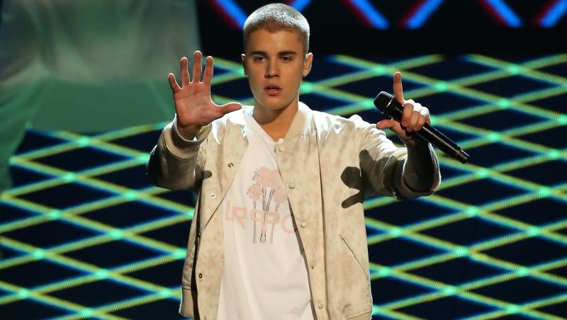 Justin Bieber a tras o căzătură de zile mari pe scenă! Artistul a încercat să mascheze incidentul, dar fanii nu l-au iertat!