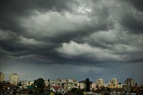 ATENŢIONARE ANM: Cod portocaliu de furtuni în Bucureşti, în 15 judeţe şi în zona de munte din alte patru, până marţi la ora 10:00