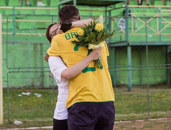 FOTO! De făcut film! A ieșit la alergat, pe stadion, fără să știe ce o așteaptă! O t&acirc;nără din Vaslui a avut parte de cea mai frumoasă cerere &icirc;n căsătorie