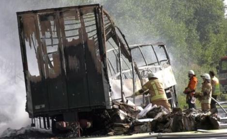 Tragedie pe o şosea din Germania! Un autocar a luat foc: 31 de răniţi şi 17 persoane dispărute