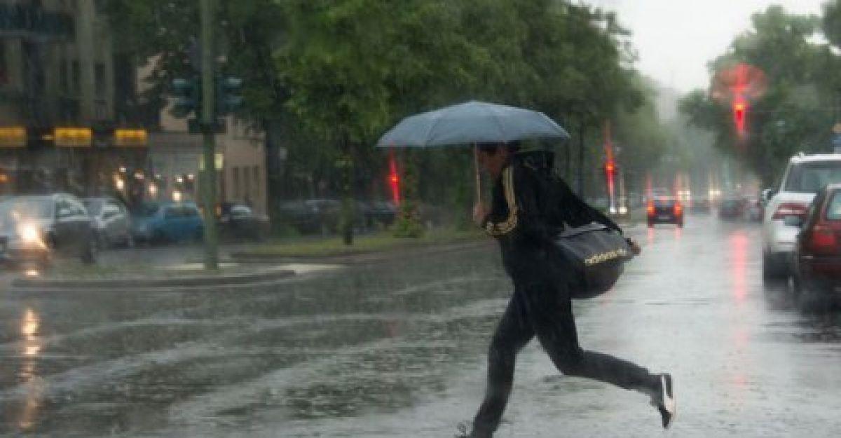 După caniculă și vijelii, meteorologii anunță că vara răm&acirc;ne capricioasă! Ai concediu &icirc;n următoarele două săptăm&acirc;ni? Ploile ne dau bătăi de cap &icirc;n toate regiunile țării