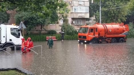 Ploile au făcut ravagii în București! Mai multe străzi din Capitală au fost inundate