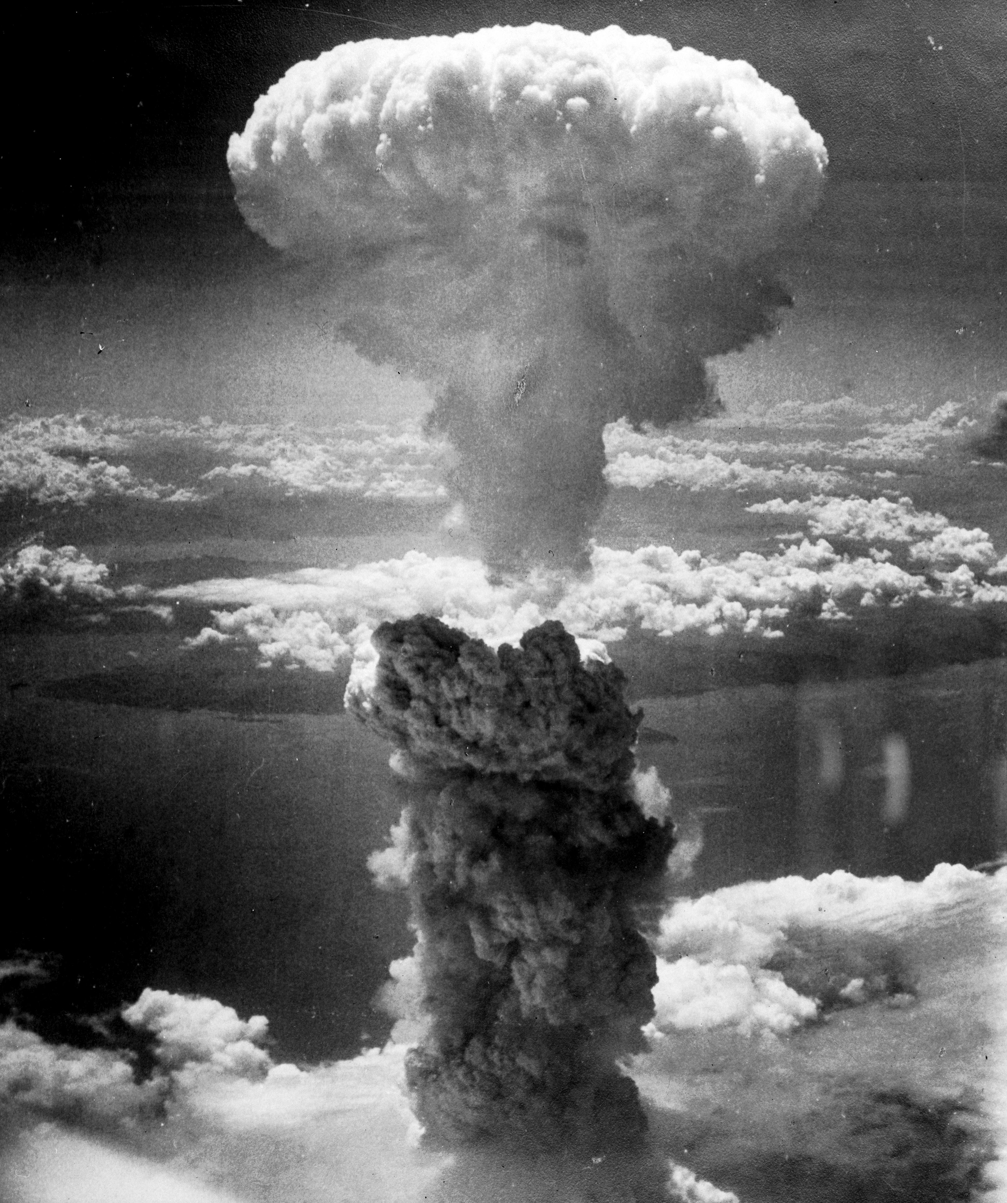 Cele mai importante evenimente ale lunii august. Aviația americană a folosit bomba atomică la Hiroshima și Nagasaki ceea ce a provocat moartea imediată a peste 100.000 de oameni