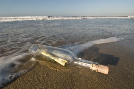 După ce soţia i-a murit de cancer, a scris mesaje de dragoste și le-a aruncat în mare. Ce a făcut femeia care le-a găsit? ”Ne plimbam pe plajă și am găsit 30 de sticle...”