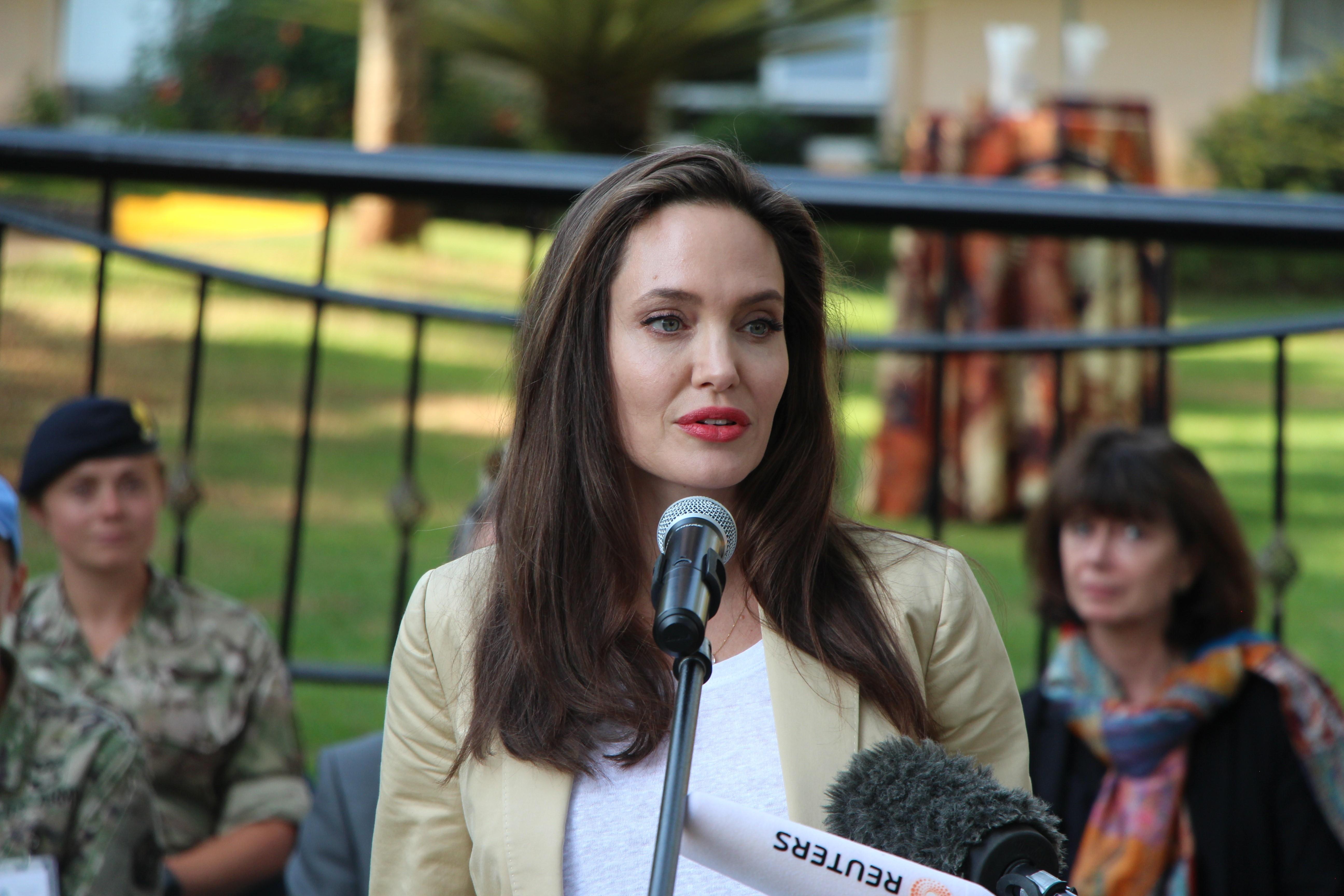 &rdquo;Ce joc psihologic crud pe care să &icirc;l faci unor copii săraci (...) Angelina Jolie e nebună!". Actrița, pusă &icirc;n fața unor acuzații dure