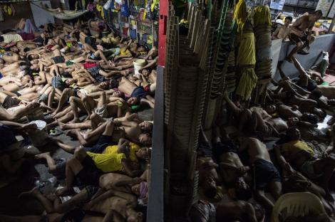 Aproape 4.000 de deţinuţi în loc de 800, 130 de bărbaţi pe o toaletă şi traficanţi dormind pe trepte. Quezon City sau IADUL PE PĂMÂNT este cea mai aglomerată închisoare: "Mulţi înnebunesc, în fiecare clipă crezi că o să mori"