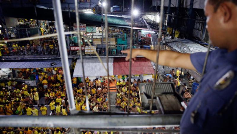Aproape 4.000 de deţinuţi în loc de 800, 130 de bărbaţi pe o toaletă şi traficanţi dormind pe trepte. Quezon City sau IADUL PE PĂMÂNT este cea mai aglomerată închisoare: 