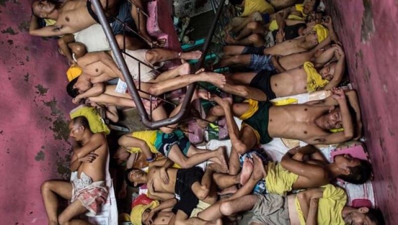Aproape 4.000 de deţinuţi în loc de 800, 130 de bărbaţi pe o toaletă şi traficanţi dormind pe trepte. Quezon City sau IADUL PE PĂMÂNT este cea mai aglomerată închisoare: 