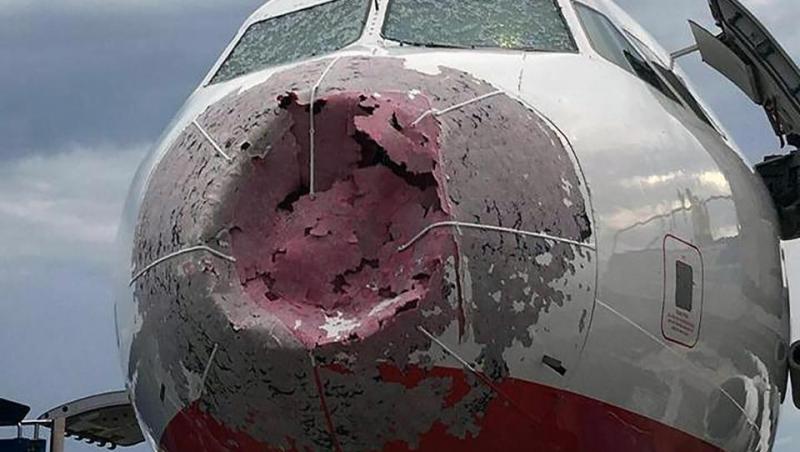 VIDEO+FOTO: O furtună cu bucăţi IMENSE de gheaţă a distrus BOTUL AVIONULUI! Pilotul a aterizat, cu 127 de oameni la bord, fără să vadă nimic