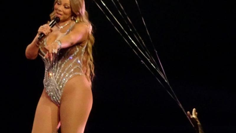 Nu mai e de mult o sirenă, dar durdulia Mariah Carey  continuă să-și promoveze spectacolele cu afișe în care e trasă prin inel!
