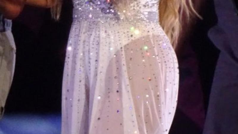 Nu mai e de mult o sirenă, dar durdulia Mariah Carey  continuă să-și promoveze spectacolele cu afișe în care e trasă prin inel!