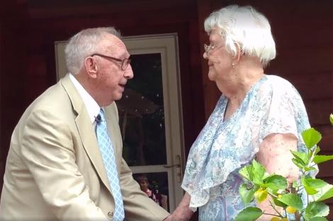 “Este singura femeie pe care am avut-o”, spune bărbatul ce şi-a petrecut 70 de ani alături de aleasa inimii sale. Surpriza ce i-a pregătit-o soţiei cu ocazia aniversării căsniciei a impresionat pe toată lumea!