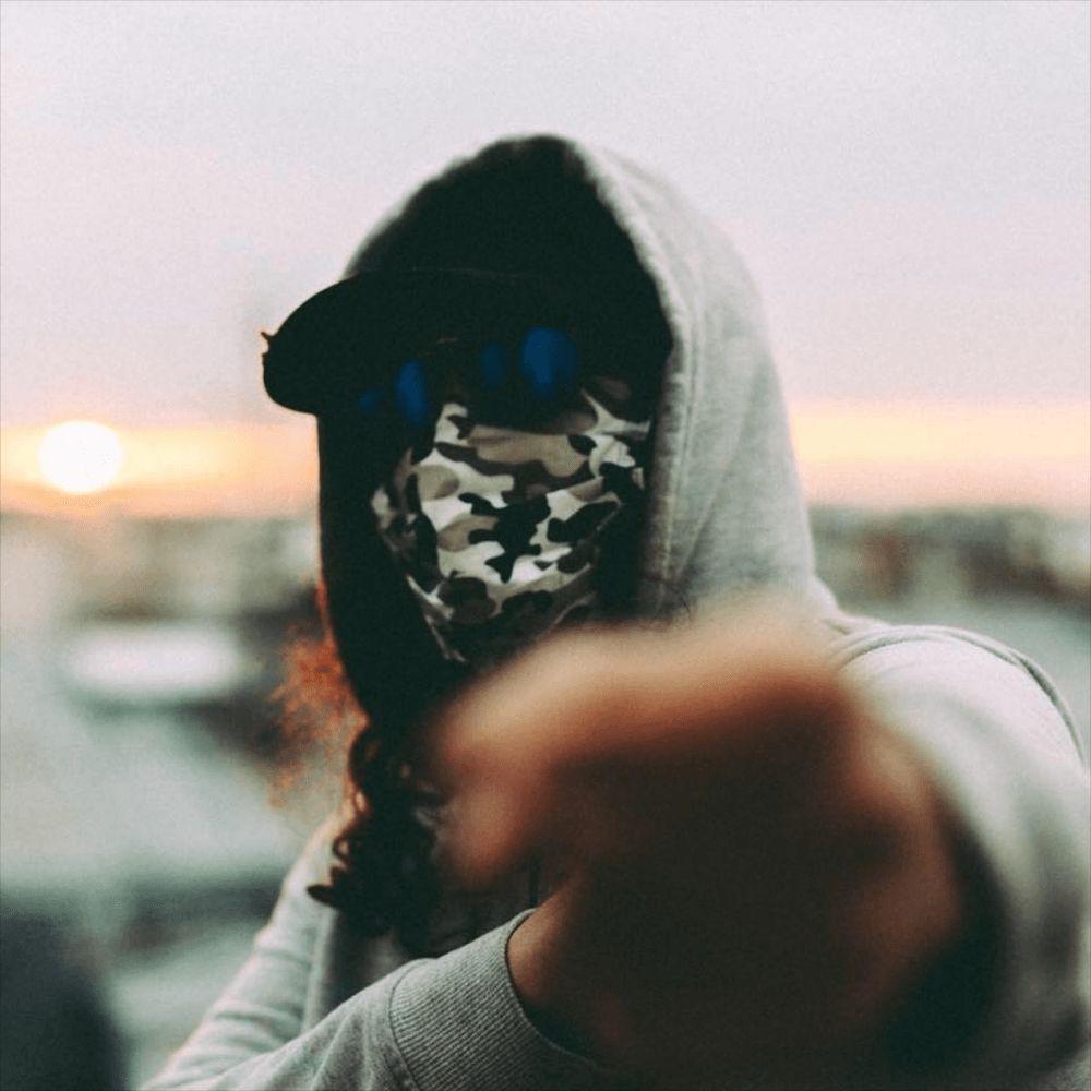 Dezvăluire BOMBĂ: &bdquo;Port mască pentru că mama nu știe că sunt c&acirc;ntăreț!!!&rdquo;. Interviul care a scos la iveală MARELE SECRET!