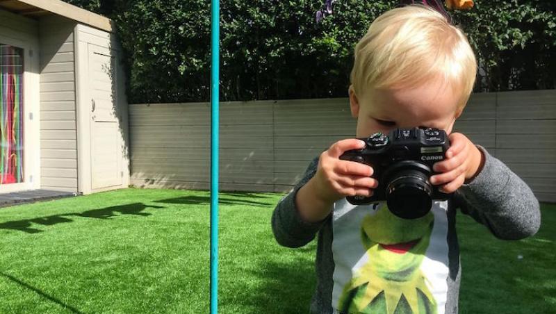 Cum arată lumea prin ochii unui copilaș de un an și jumătate? Părinții i-au dat un aparat de fotografiat și IMAGINILE SURPRINSE sunt minunate!