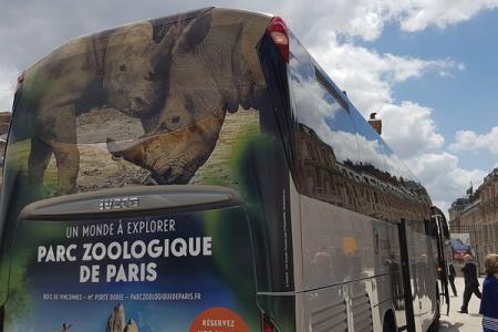 VIRAL! Tot internetul s-a amuzat copios! La ce făcea reclamă autobuzul cu care mai mulți parlamentari francezi au fost transportați la o &icirc;nt&acirc;lnire oficială