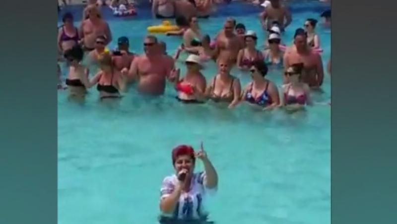 Imaginile anului în România! Atenție la microfon! La 40 de grade în aer, cântăreața de muzică populară și publicul au încins hora direct în piscină!