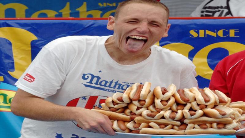 Cum a mâncat un om 72 de hotdogi în 10 minute! Joey este supranumit „Fălci” pentru modul în care devorează cârnații și chiflele!
