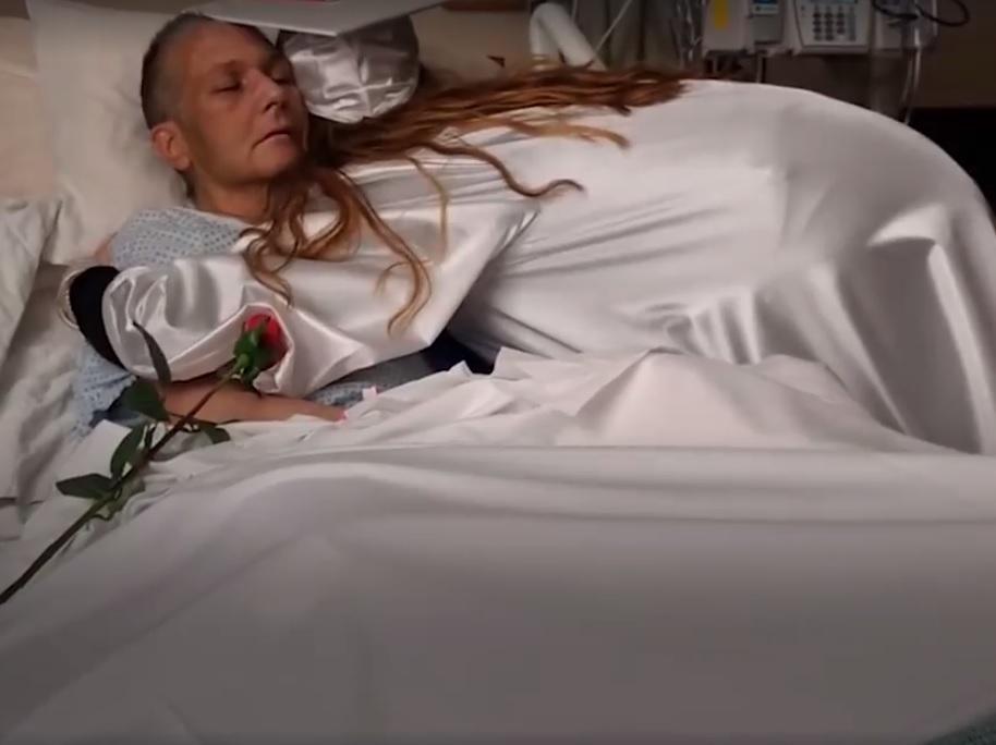 Ultima dorință a unei mame, pe patul de moarte. A dorit să-și vadă fiica absolvind și totul s-a petrecut chiar &icirc;n salonul de spital. Toți cei prezenți pl&acirc;ngeau, &icirc;n timp ce ea se chinuia să reziste