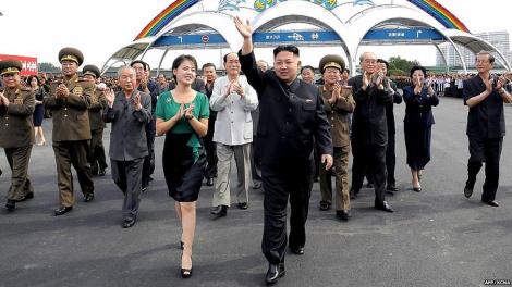 Galerie foto. Pe el îl ştie toată lumea, dar pe ea o vezi rar! Iată cum arată SOŢIA temutului Kim Jong-un. Unde s-au cunoscut cei doi şi ce sacrificii face Ri Sol-ju