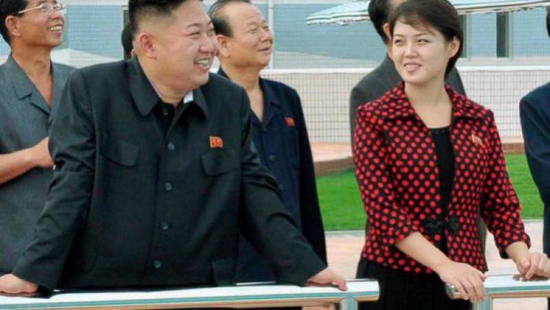 Galerie foto. Pe el îl ştie toată lumea, dar pe ea o vezi rar! Iată cum arată SOŢIA temutului Kim Jong-un. Unde s-au cunoscut cei doi şi ce sacrificii face Ri Sol-ju