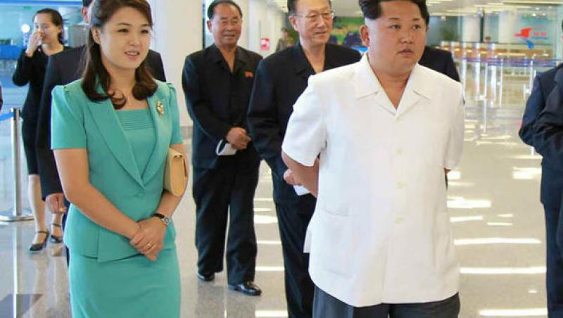 Galerie foto. Pe el îl ştie toată lumea, dar pe ea o vezi rar! Iată cum arată SOŢIA temutului Kim Jong-un. Unde s-au cunoscut cei doi şi ce sacrificii face Ri Sol-ju