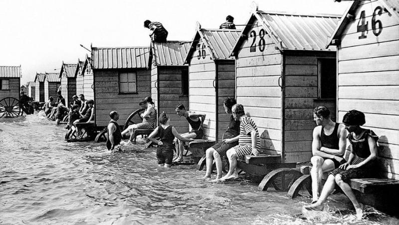 Galerie FOTO! În secolul XIX femeile ce voiau să înoate treceau printr-un proces de pregătire pentru a-şi păstra demnitatea. Cele care nu ştiau să înoate erau legate de “maşina de îmbăiere”