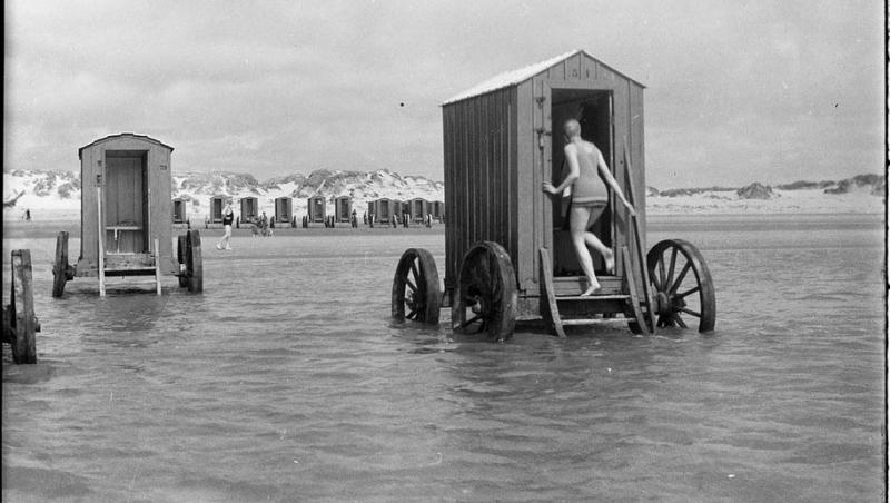 Galerie FOTO! În secolul XIX femeile ce voiau să înoate treceau printr-un proces de pregătire pentru a-şi păstra demnitatea. Cele care nu ştiau să înoate erau legate de “maşina de îmbăiere”
