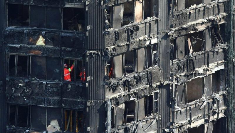 ÎNFIORĂTOR! Polițiștii au dus familiilor îndoliate 87 de ”rămăşiţe umane” găsite în blocul care a ars în totalitate, la Londra