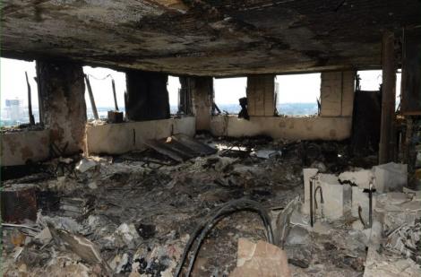 ÎNFIORĂTOR! Polițiștii au dus familiilor îndoliate 87 de ”rămăşiţe umane” găsite în blocul care a ars în totalitate, la Londra