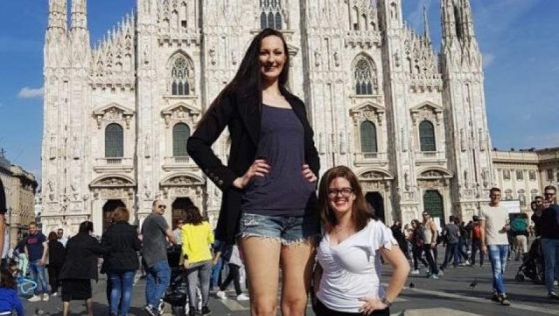 Galerie FOTO cu mulți centimetri! Pe la 16 ani, mama se urca pe scaun ca s-o sărute pe frunte! Ekaterina Lisina e femeia cu cele mai lungi picioare din lume