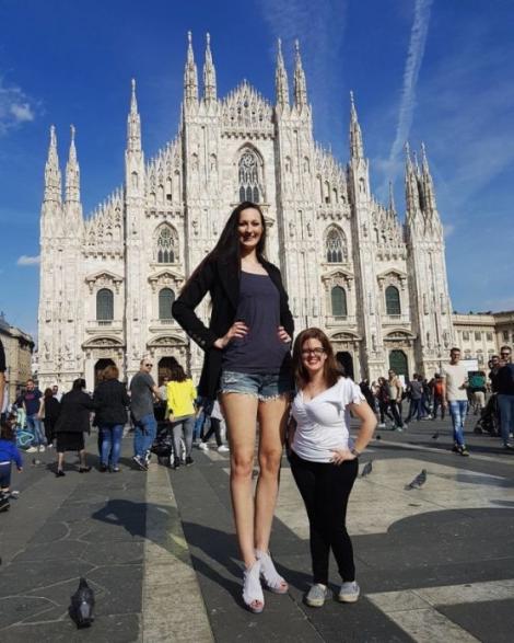 Galerie FOTO cu mulți centimetri! Pe la 16 ani, mama se urca pe scaun ca s-o sărute pe frunte! Ekaterina Lisina e femeia cu cele mai lungi picioare din lume