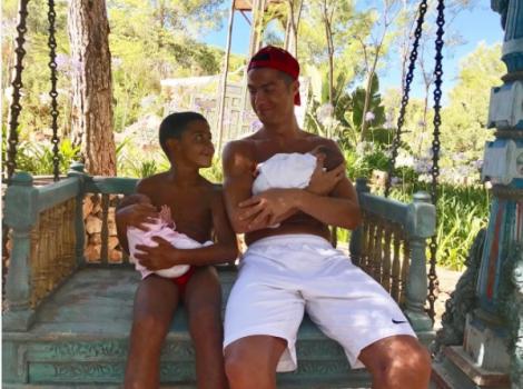 Cristiano Ronaldo și-a prezentat gemenii nou-născuți pe Instagram. În imagine mai apare și fiul său cel mare: ”Am fost binecuvântat!”