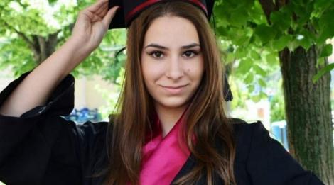 REZULTATE BAC 2017. Tânăra din Dâmboviţa, căreia i-a fost anulată lucrarea la istorie, spune că avea banca zgâriată: ”Am pus ciorna sub foaia de examen ca să pot scrie!”