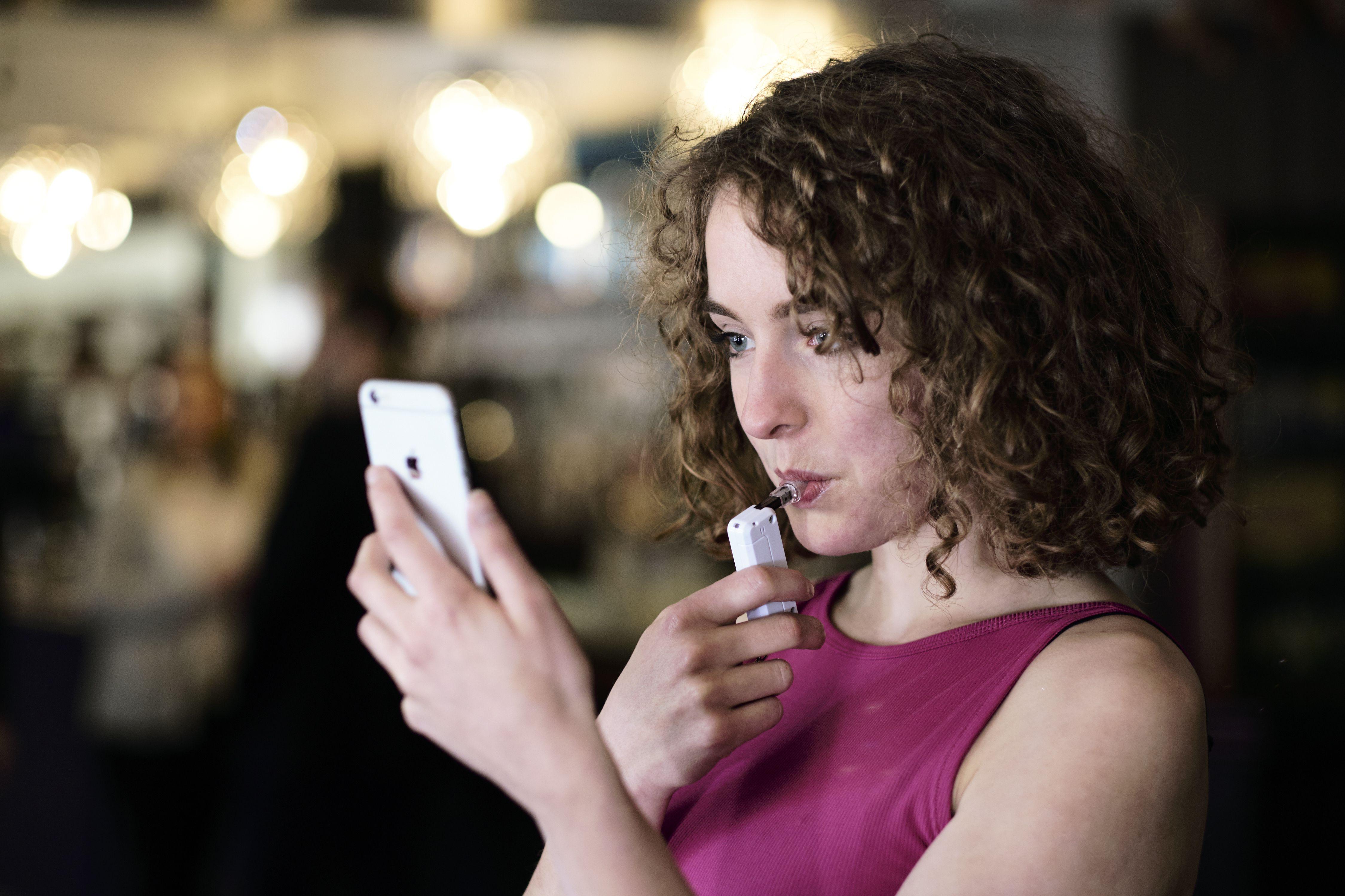 Credeai că tehnologia nu le rezolvă pe toate? Este şi aliat &icirc;mpotriva consumului excesiv de alcool! A apărut aplicaţia ce te opreşte din a face cumpărături &icirc;n stare de ebrietate