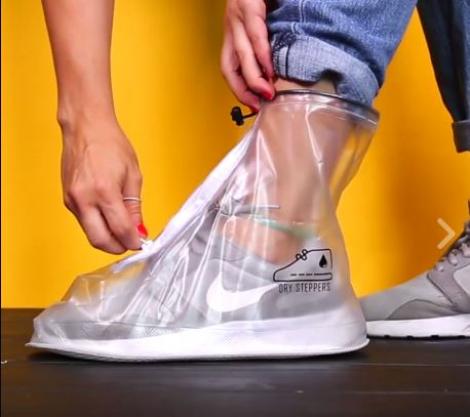 Fie vânt, fie ploaie, încălțămintea rezistă! S-a inventat punga specială pentru pantofi, care te ferește din calea apei. Simplu și practic!