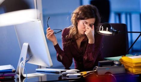 Lucrezi foarte mult &icirc;n faţa calculatorului? Ai grijă de sănătatea ochilor şi protejează-i cu ajutorul acestor metode!