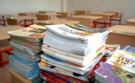 Elevii au cărți de sport, dar ar putea începe anul școlar, pe 15 septembrie, fără manuale la Română și Matematică!