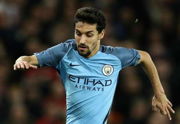 VIDEO: Jesus Navas a fost RAPIT! Imaginile &icirc;n care fotbalistul e luat cu forţa de pe stradă şi... transferat la Sevilla