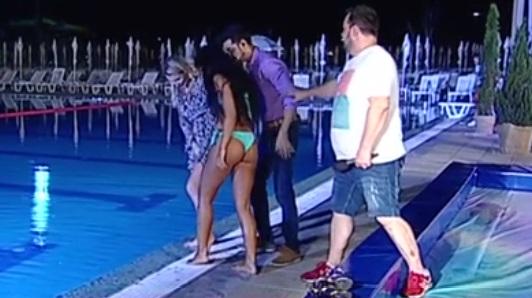 O cunoscută prezentatoare de la noi a fost aruncată &icirc;n piscină, chiar &icirc;n timpul emisiunii! &bdquo;Mi-e frică, nu ştiu să &icirc;not&rdquo;