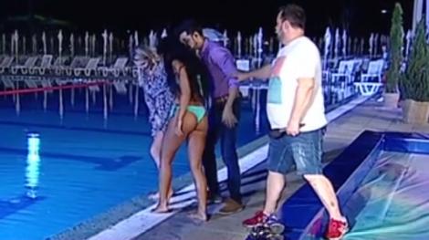 O cunoscută prezentatoare de la noi a fost aruncată în piscină, chiar în timpul emisiunii! „Mi-e frică, nu ştiu să înot”