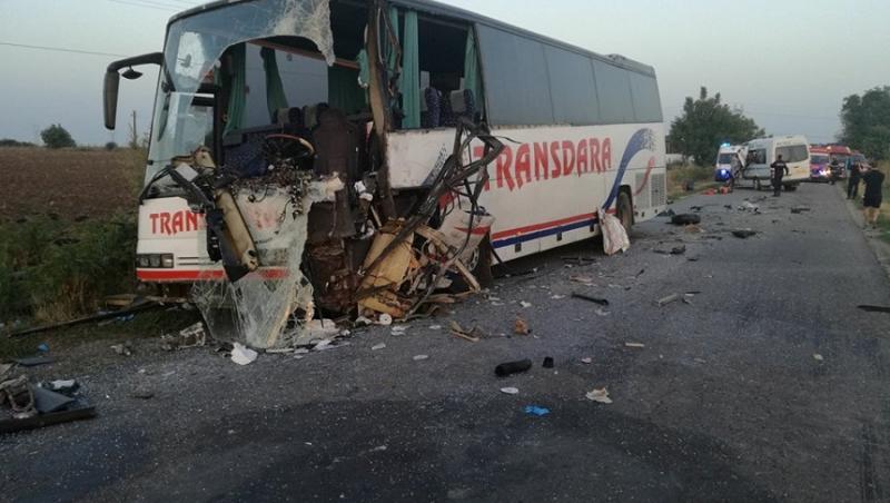 COD ROŞU de intervenţie în Arad: Doi morţi şi zece răniţi în urma unui accident dintre un autocar şi un microbuz