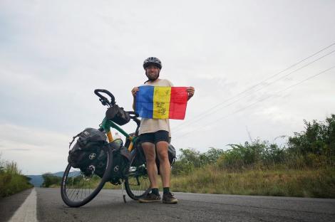 ”Am înnoptat la poliție, într-un hambar, în Biserici, chiar și într-o închisoare!” Povestea românului care a pedalat peste 21.500 de kilometri, în 19 țări, fie iarnă sau vară